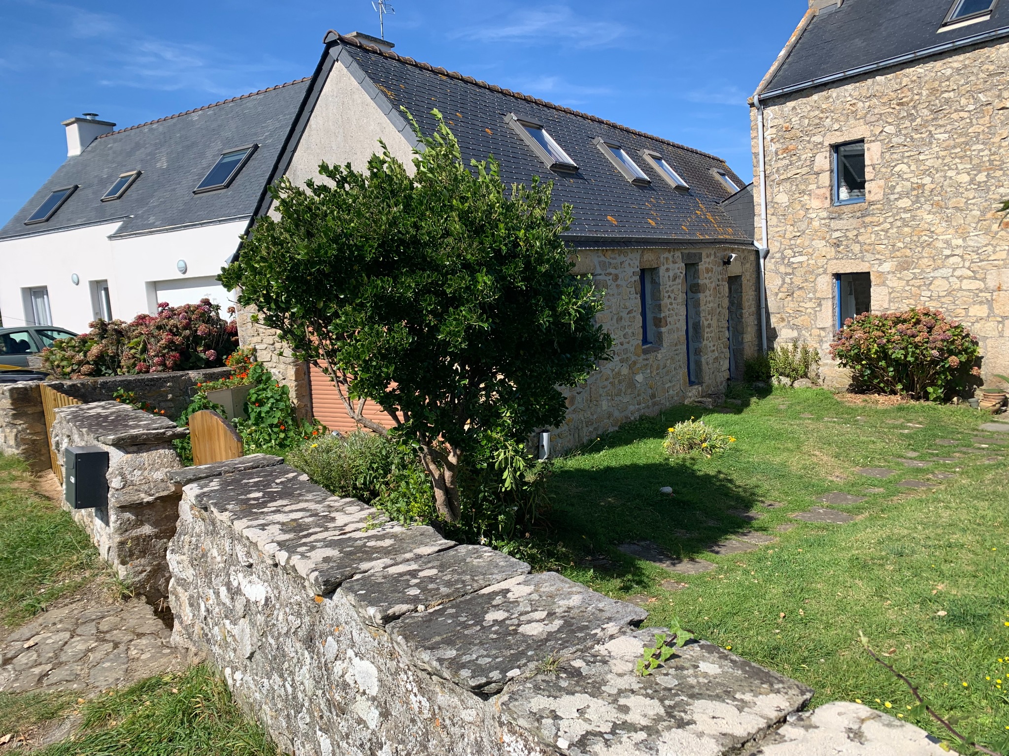 Vue extérieure du gîte et du jardin