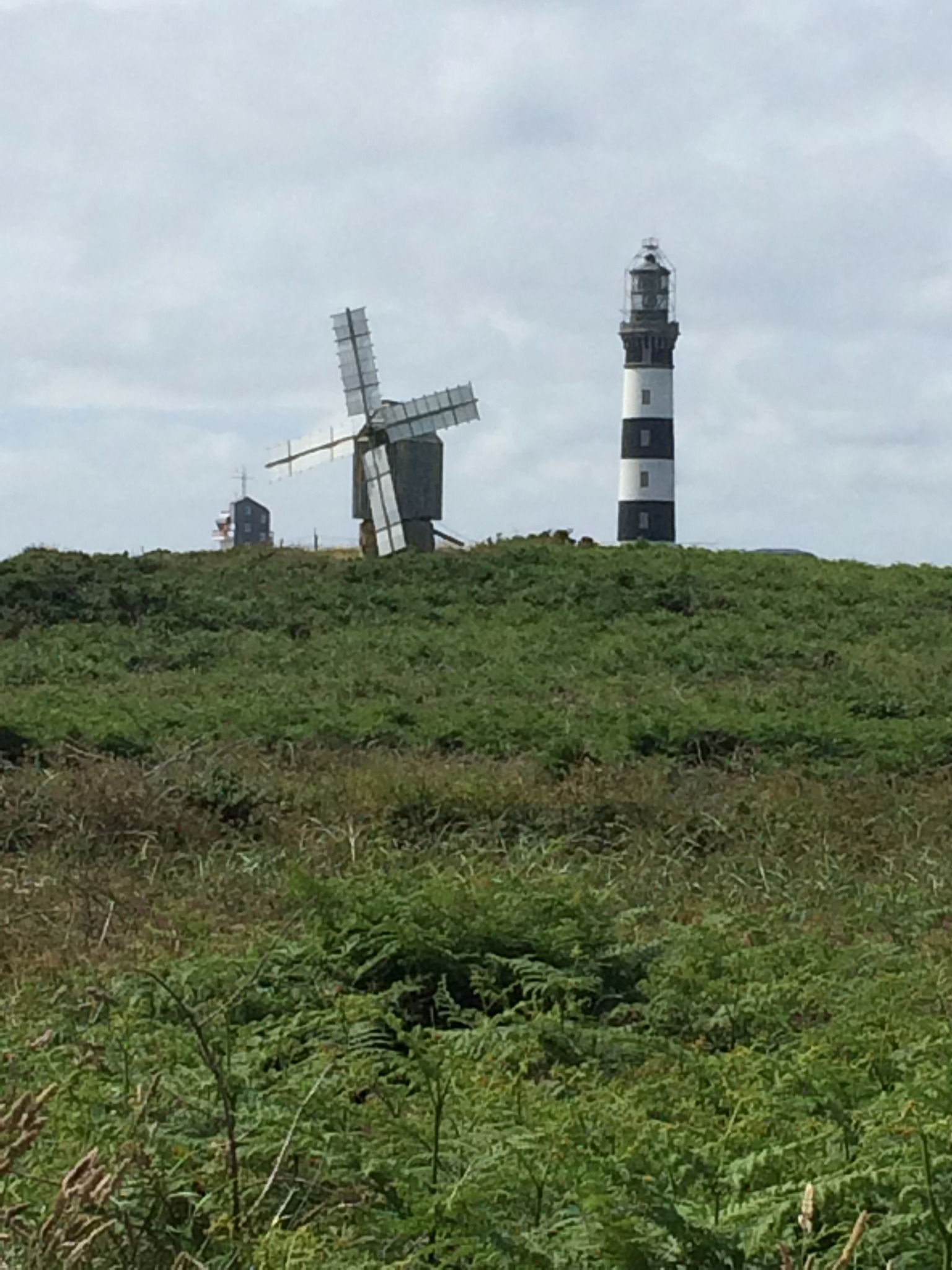 Phare du Créac’h et moulin